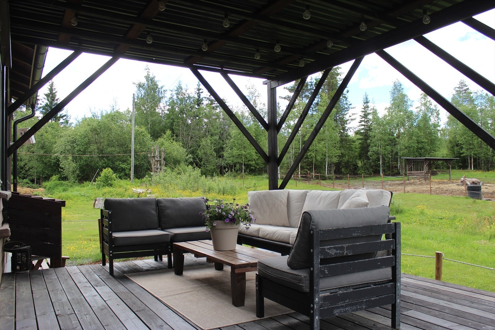 Delvis overbygget terrasse med gode solforhold. Galleribilde