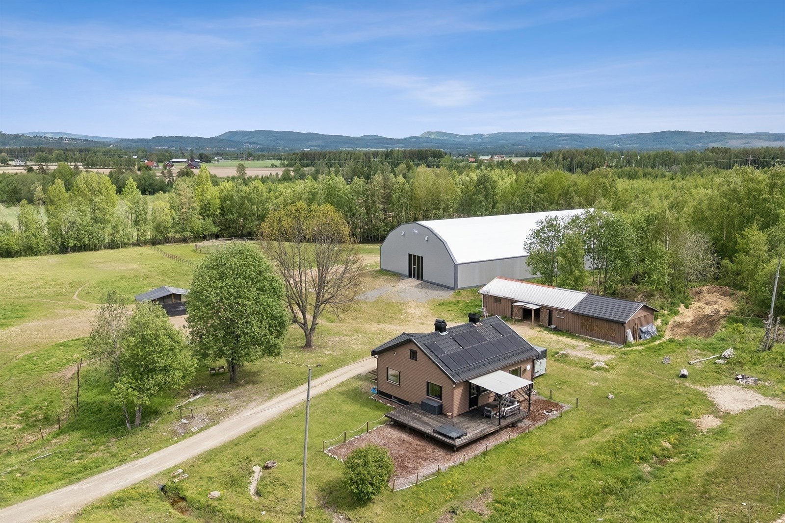 Romslig eiendom med bolig, stall og ridehall, samt. store uteområder tilrettelagt for hestehold. Galleribilde