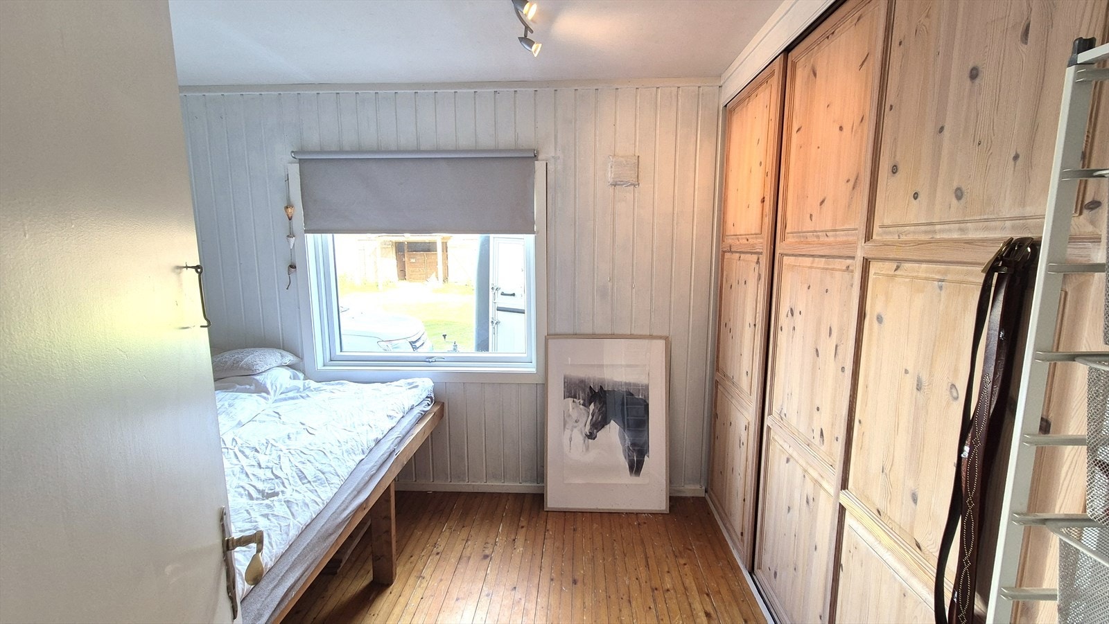 Hovedsoverom med plass til både dobbeltseng og garderobeløsning. Galleribilde