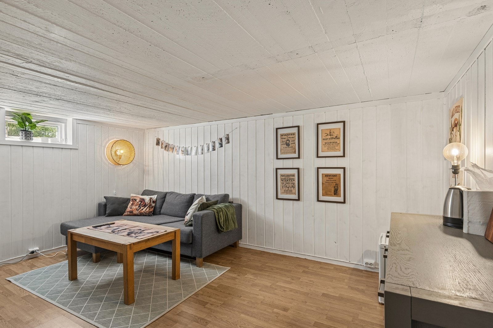 Trivelig kjellerstue, perfekt som TV-stue, hobbyrom eller ungdomsavdeling. Galleribilde