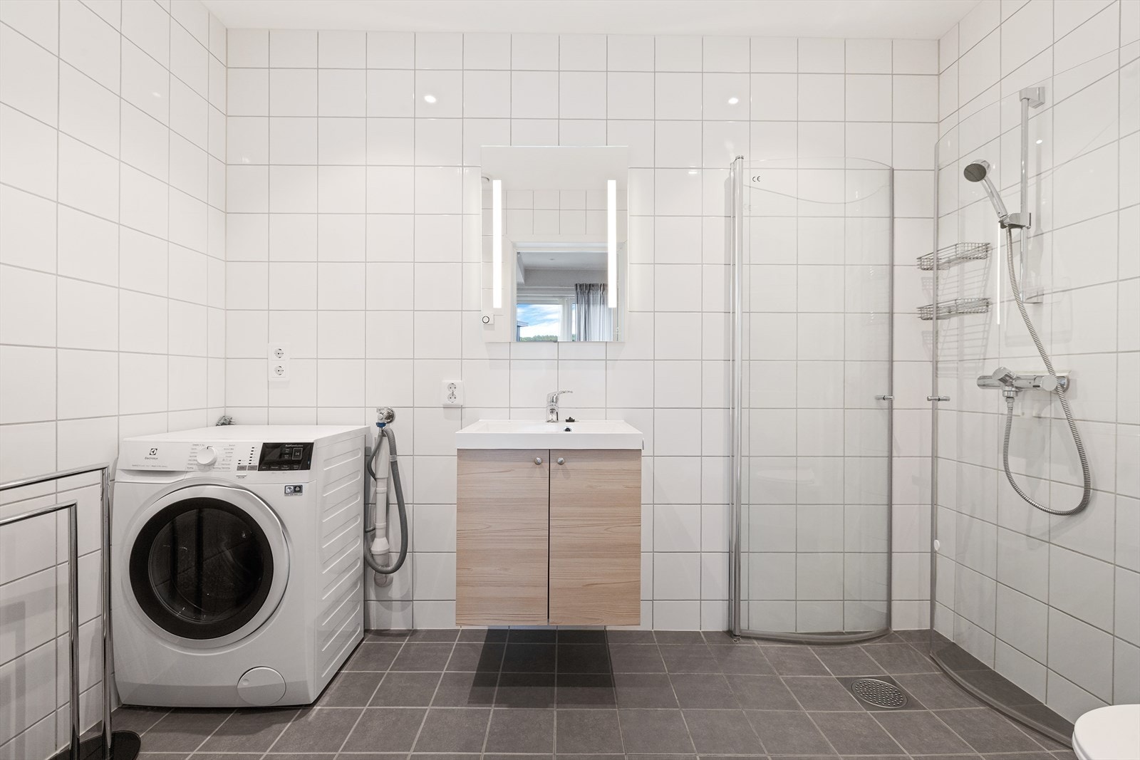 Badet i utleiedelen har flislagt gulv med gulvvarme, vegghengt toalett og opplegg for vaskemaskin. Galleribilde