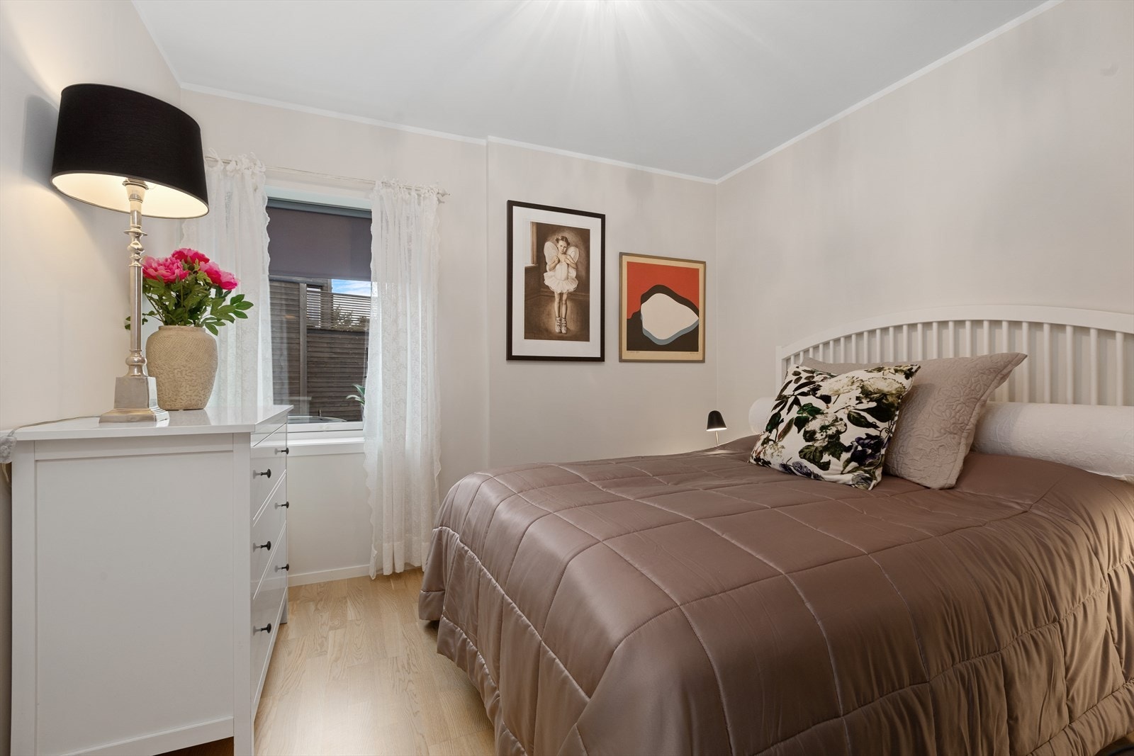 Soverommene har god størrelse med plass til seng, tilpasset garderobeløsning og andre ønskelig småmøbler. Galleribilde