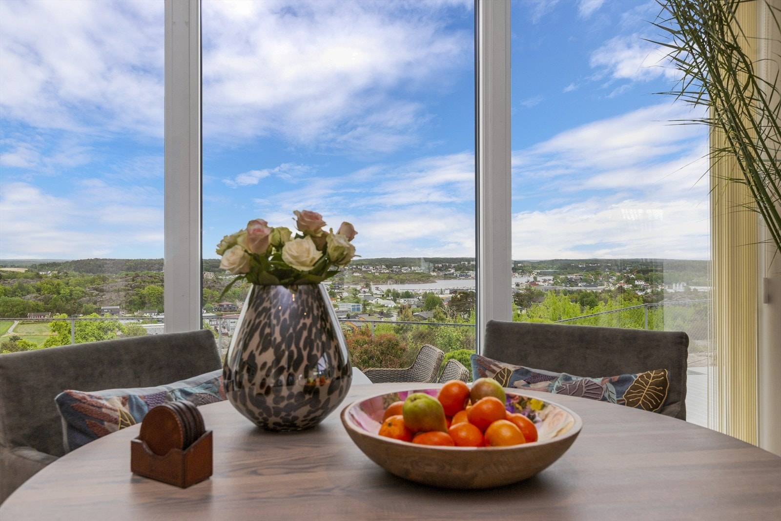 Fra stuen kan man følge med på båtlivet i innseilingen til Gressvik. Galleribilde