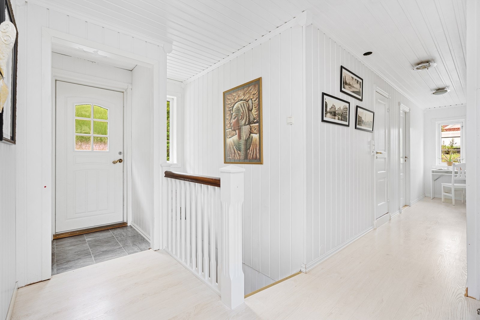 Hovedinngangsdøren fra 2006 har 2-lags isolerglass som gir et godt lysinnslipp i gangen. Galleribilde