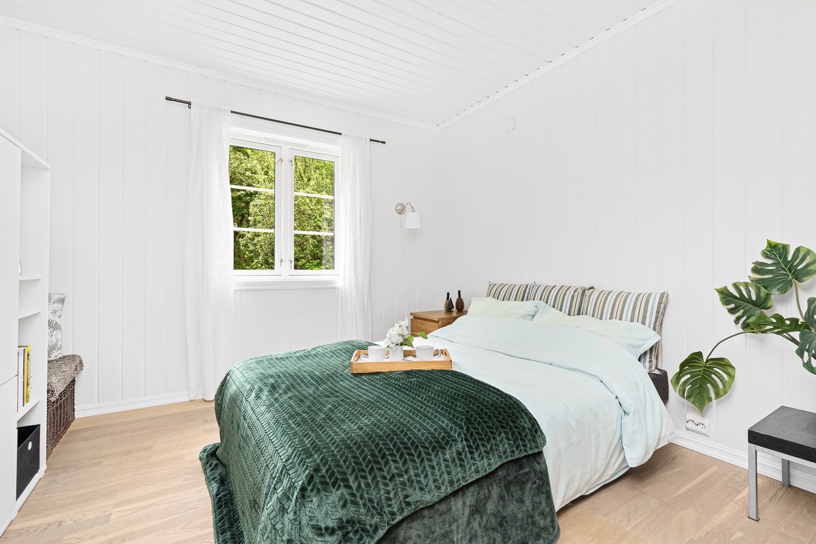 Boligen har tre soverom i første etasje. Overflatene består av laminat på gulv og malte panelplater. Galleribilde