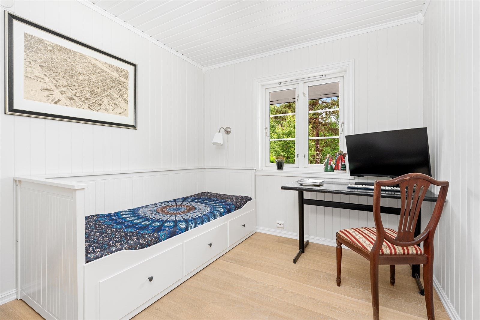 Soverommene har en god størrelse for seng og arbeidsplass eller oppbevaring. Galleribilde