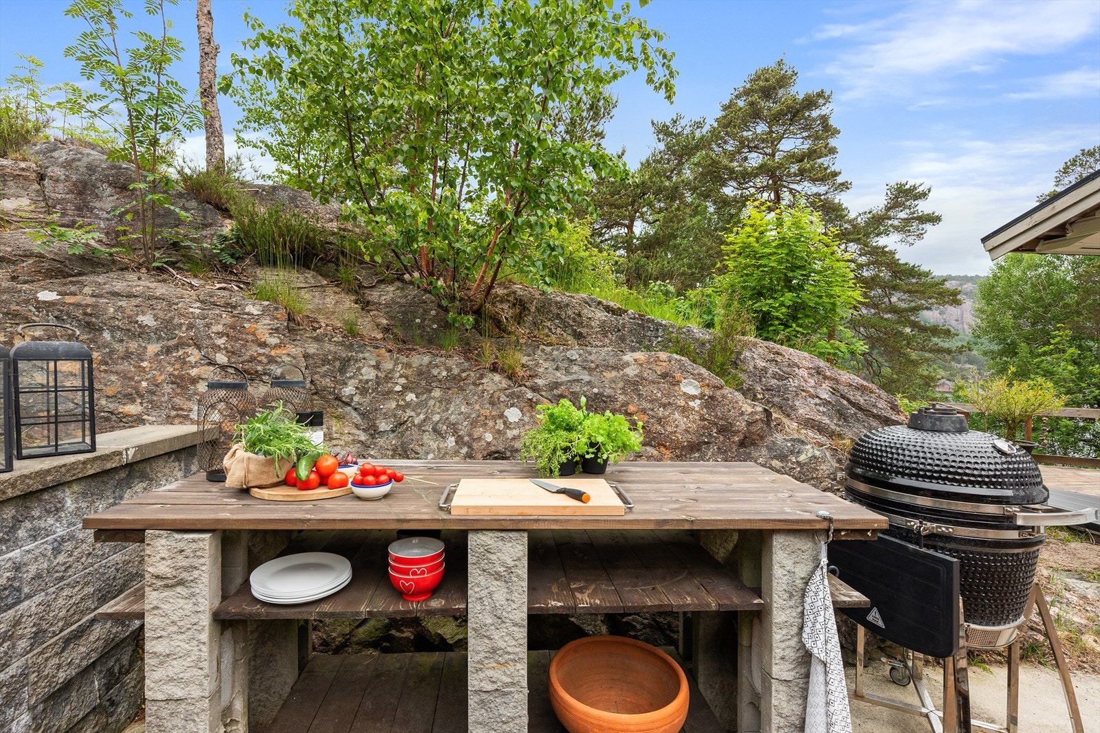 Et praktisk utekjøkken er klargjort for sosiale sammenkomster i sommerhalvåret. Galleribilde