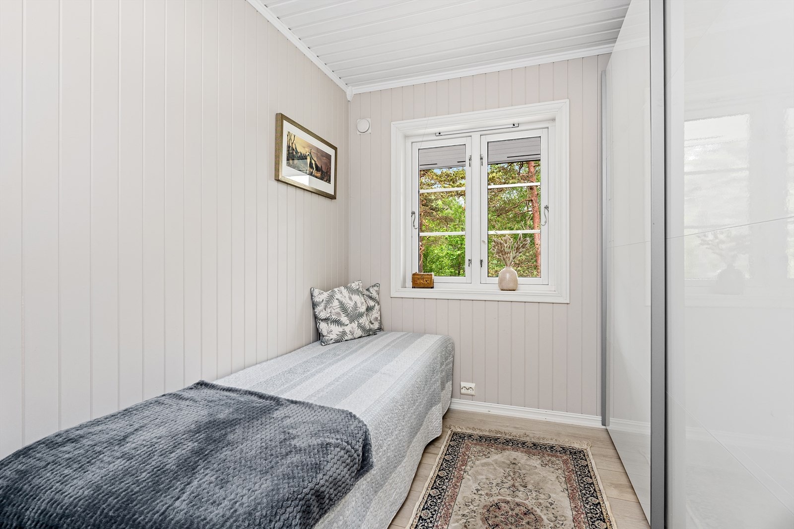 Alle soverommene i etasjen har vinduer med 2-lags isolerglass fra 2006. Galleribilde