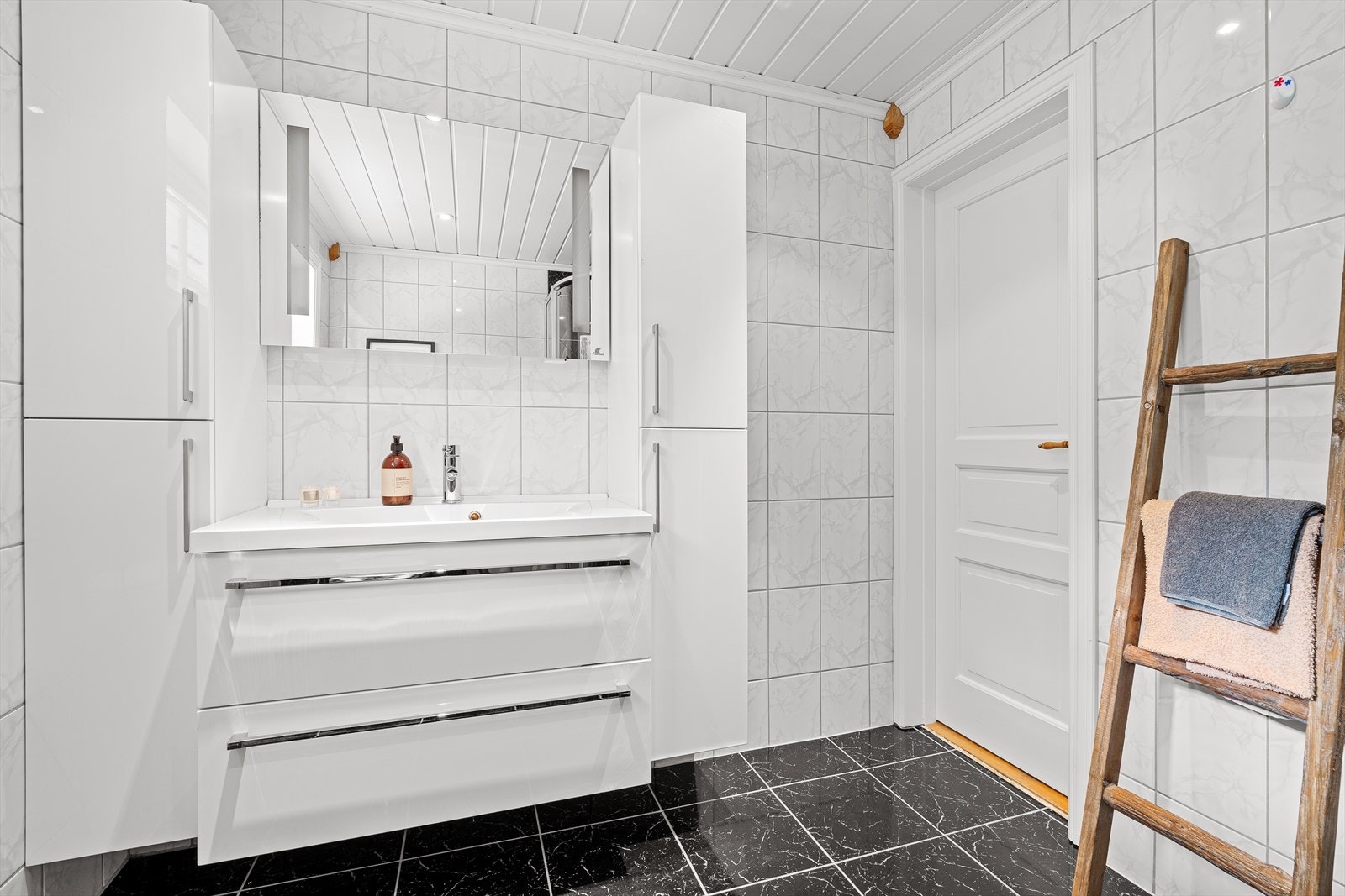Baderomsinnredning med heldekkende porselensvask og gulvvarme. Galleribilde