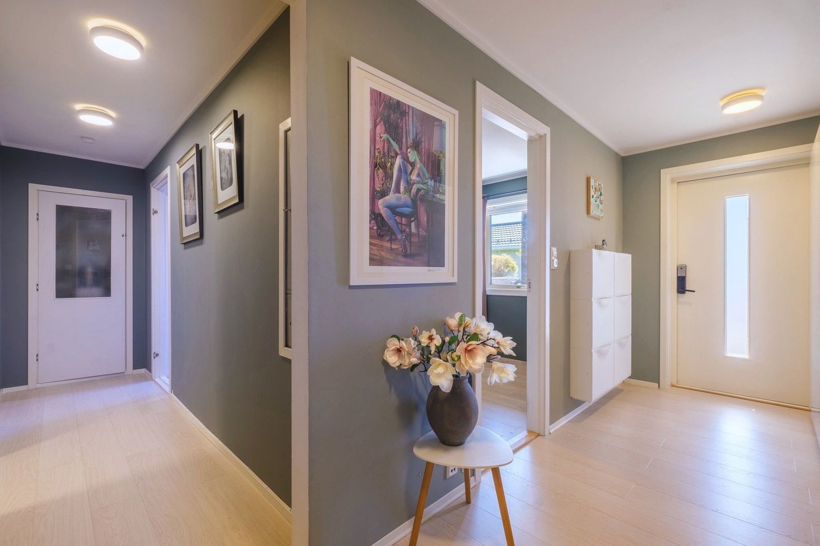Hovedinngangen er luftig med gode lagringsmuligheter Galleribilde
