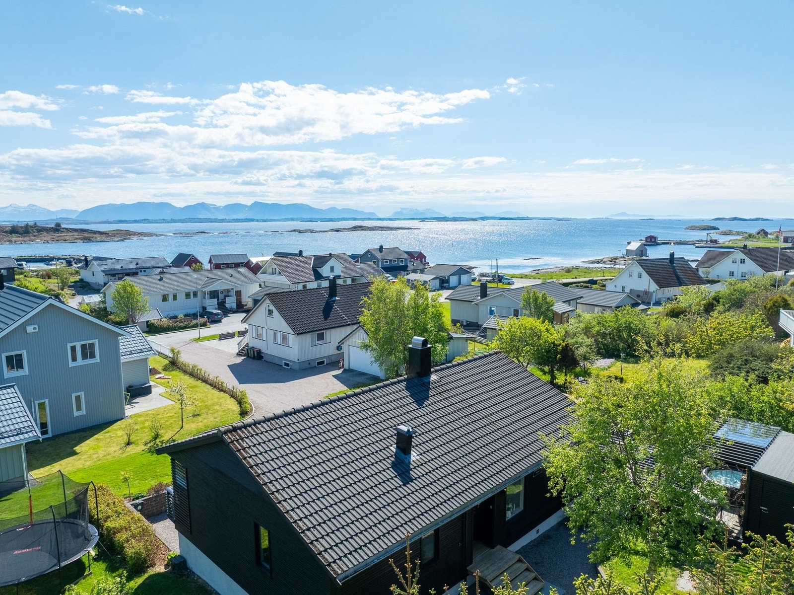 Idyllisk plassert i en rolig gate med kort vei til badestrender og turstier Galleribilde