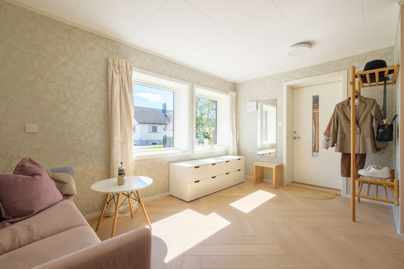 Rommet har eget inngangsparti og store vindusflater. Galleribilde