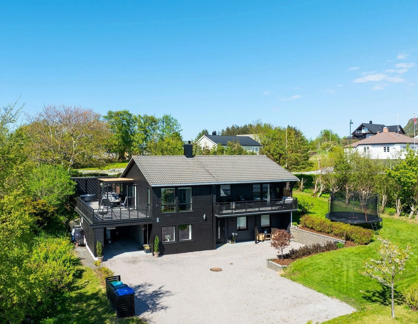 Pent opparbeidet tomt med plen, bed, hekk og prydbusker. Galleribilde