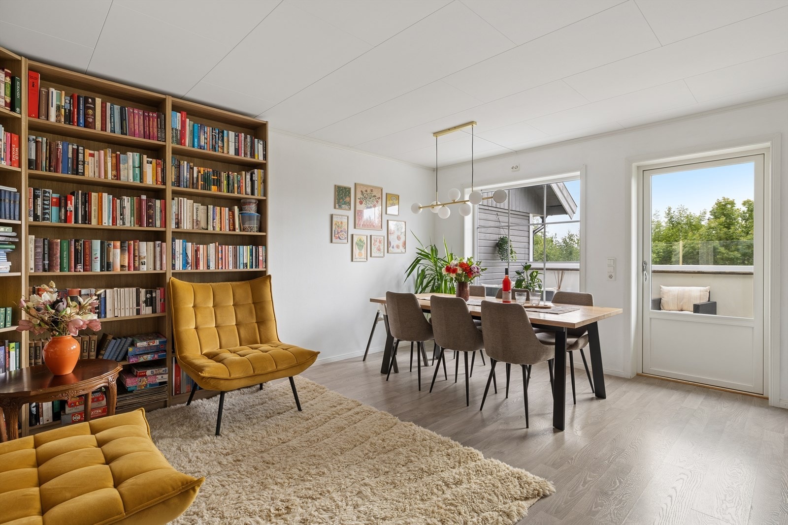 God plass til spisebord og øvrig møblement. Galleribilde