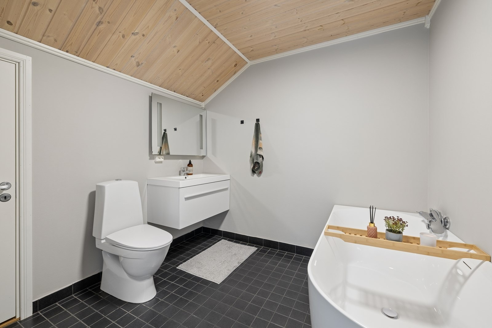 Pent bad med badekar. Galleribilde