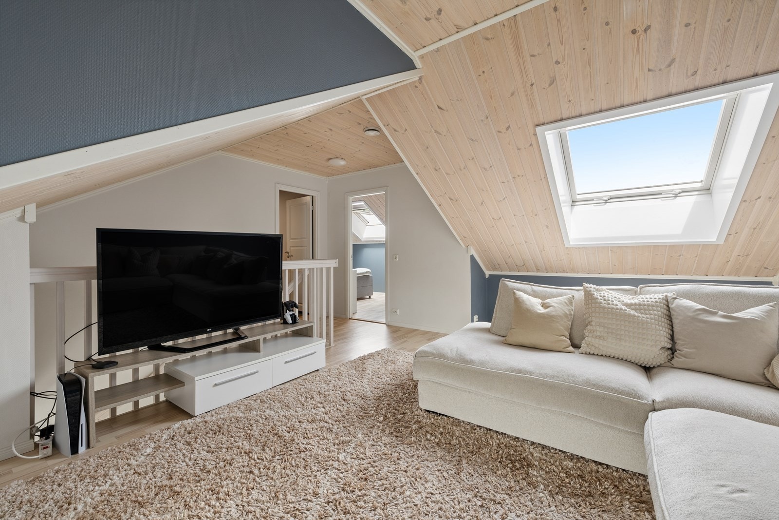 Hyggelig loftstue med god plass til sofa. Galleribilde