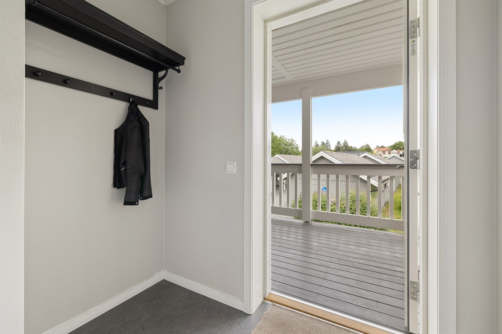 Romslig entré med god plass til å henge fra seg yttertøy. Galleribilde
