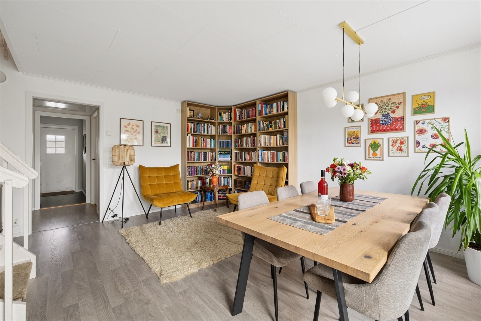 Stuen i boligens hovedetasje. Galleribilde