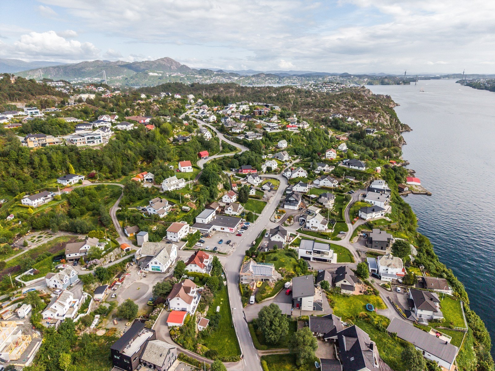 Fra eiendommen er det kort vei til både sjø, badeplass i Træet og flotte turområder. Galleribilde