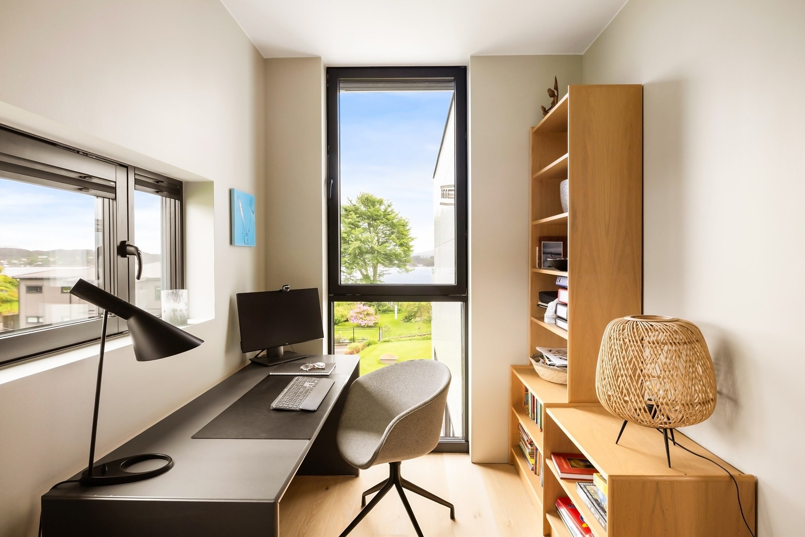 Eget kontor med plass til hjemmearbeidsplass og utsikt mot sjøen. Boligen er tilknyttet fiber fra Telenor. Galleribilde