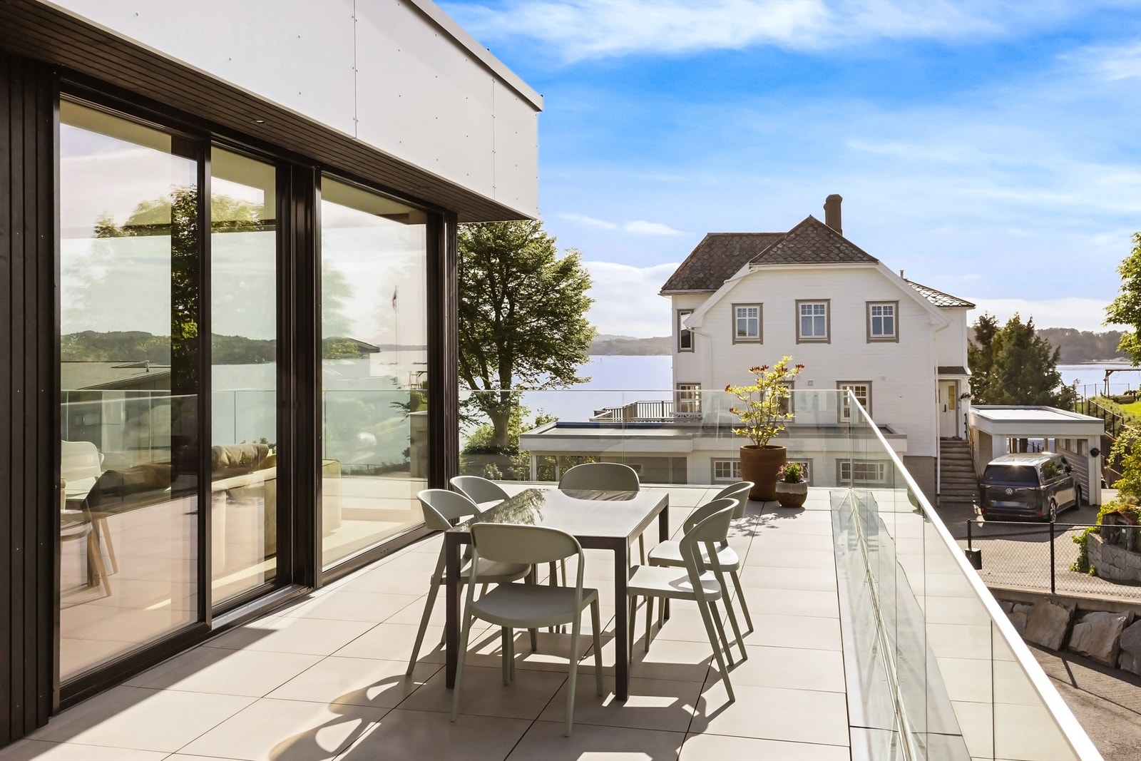 Vestvendt takterrasse som går rundt hjørnet av huset. Galleribilde
