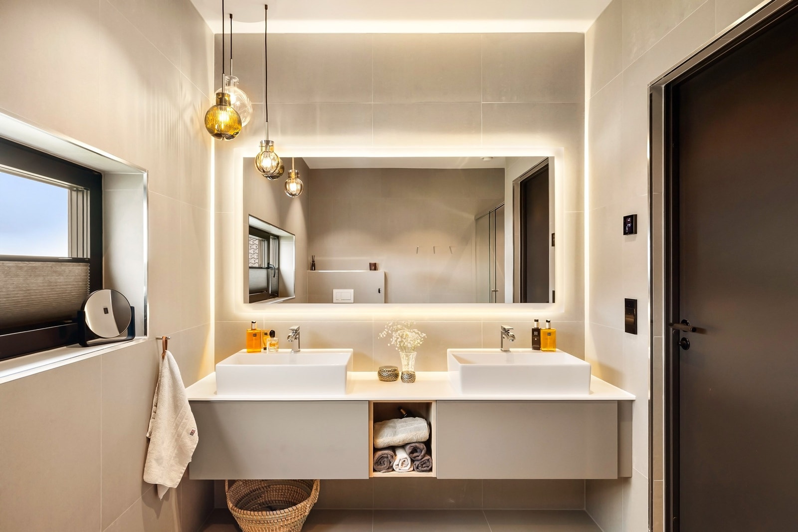 Hovedbadet er elegant innredet med dobbel servant fra Aubo, store speilflater og downlights. Galleribilde