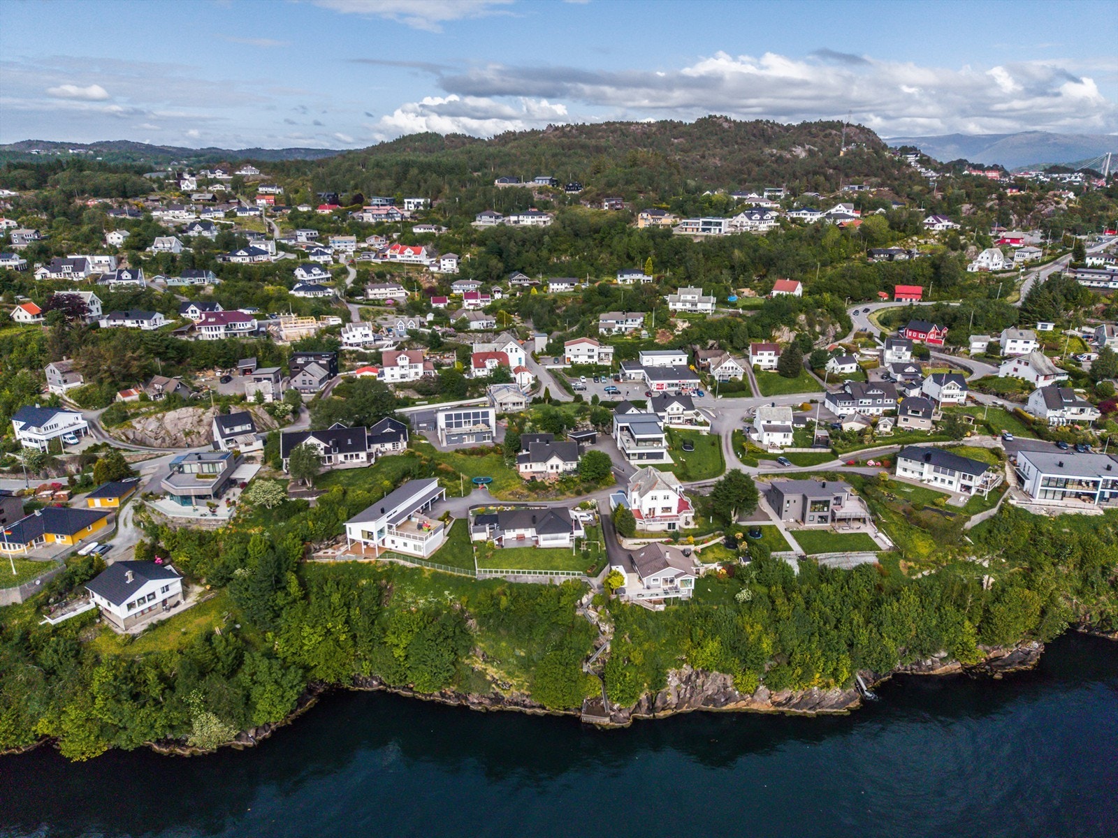 Området er rolig og landlig, med nærhet til det meste man trenger i hverdagen. Galleribilde