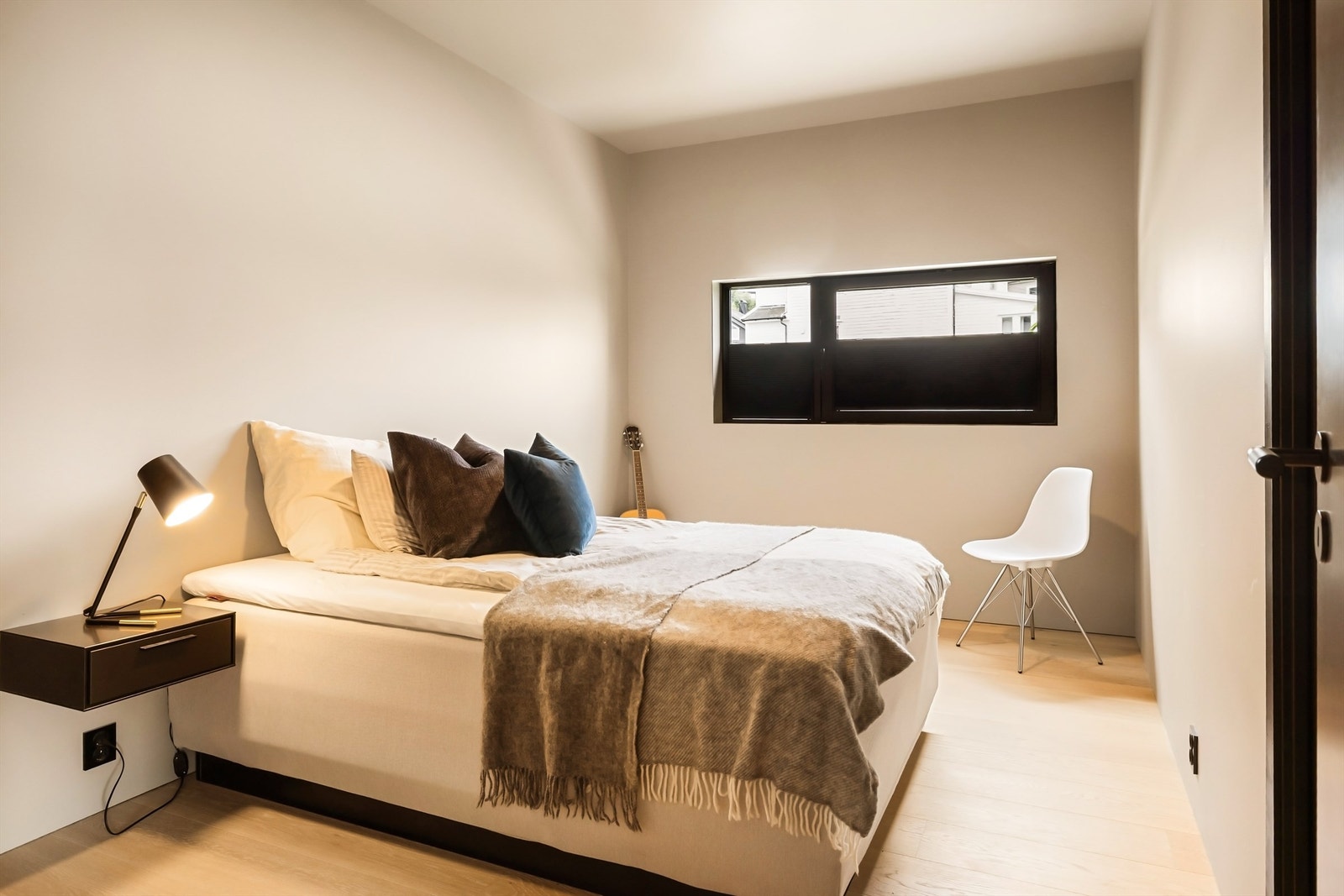 Et av boligens fire soverom, alle med eikeparkett og vannbåren varme. Lekkert med listfrie gulv i tillegg til overgang mellom vegger og tak. Soverom her har walk-in garderobe. 3 stk soverom i boligen med walk-in garderobe. Galleribilde