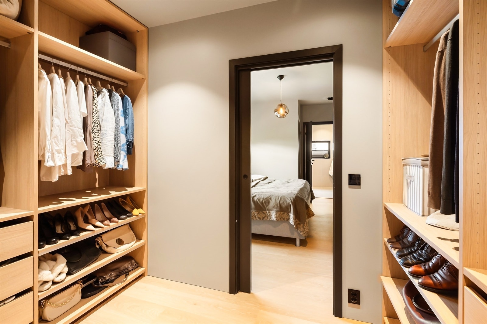 Romslig walk-in-closet med rikelig med plass til oppbevaring. Galleribilde