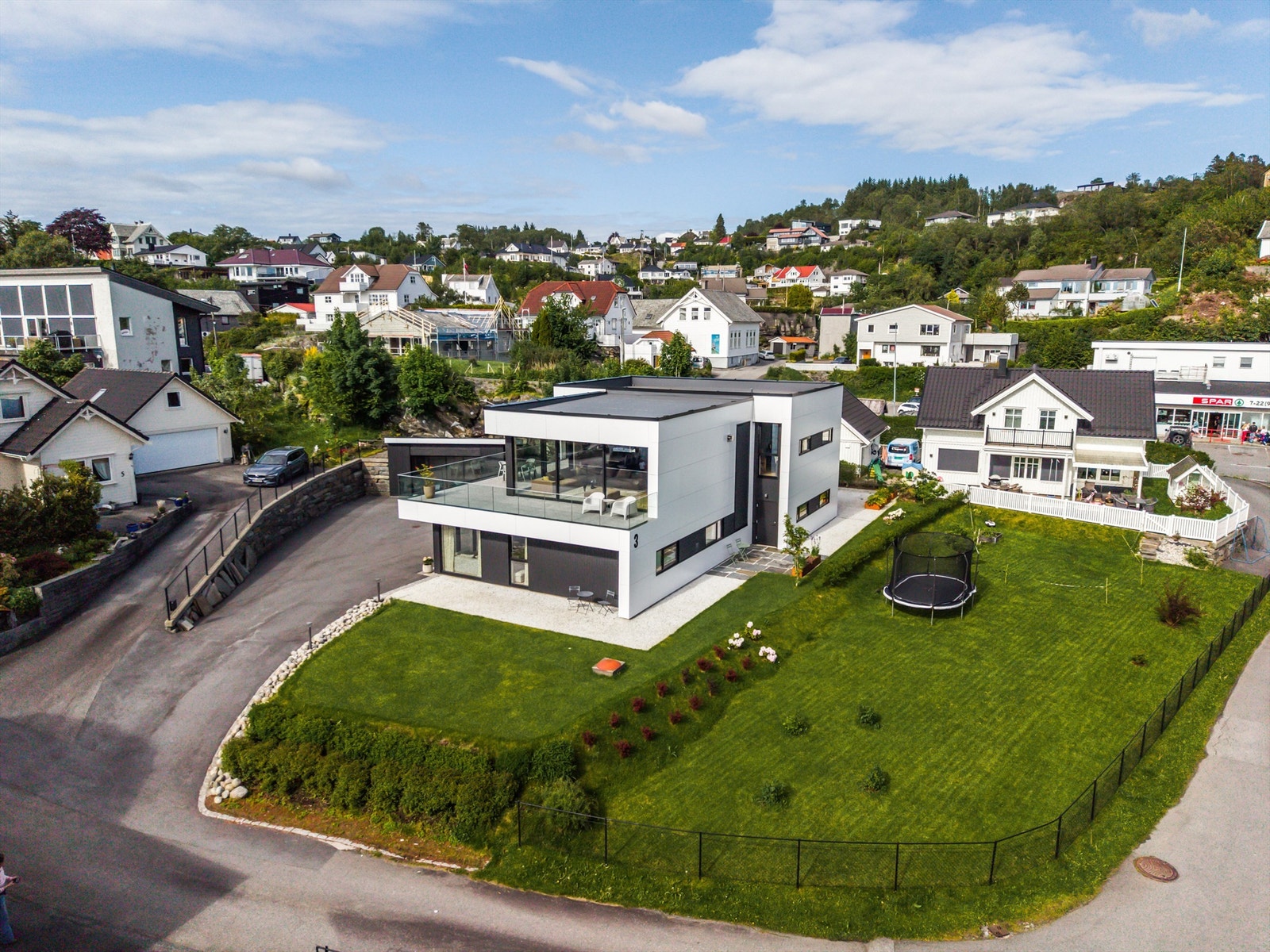 Stor hagestue i bakre del av oppstillingsplass. Follese barneskole ligger kun en kort spasertur unna. Galleribilde