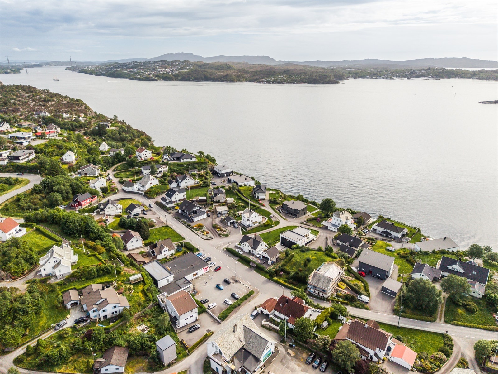 Boligen ligger i et etablert og barnevennlig boligområde på Follese. Dagligvarehandelen gjøres enkelt på Spar Follese, kun 50 meter fra boligen. Galleribilde
