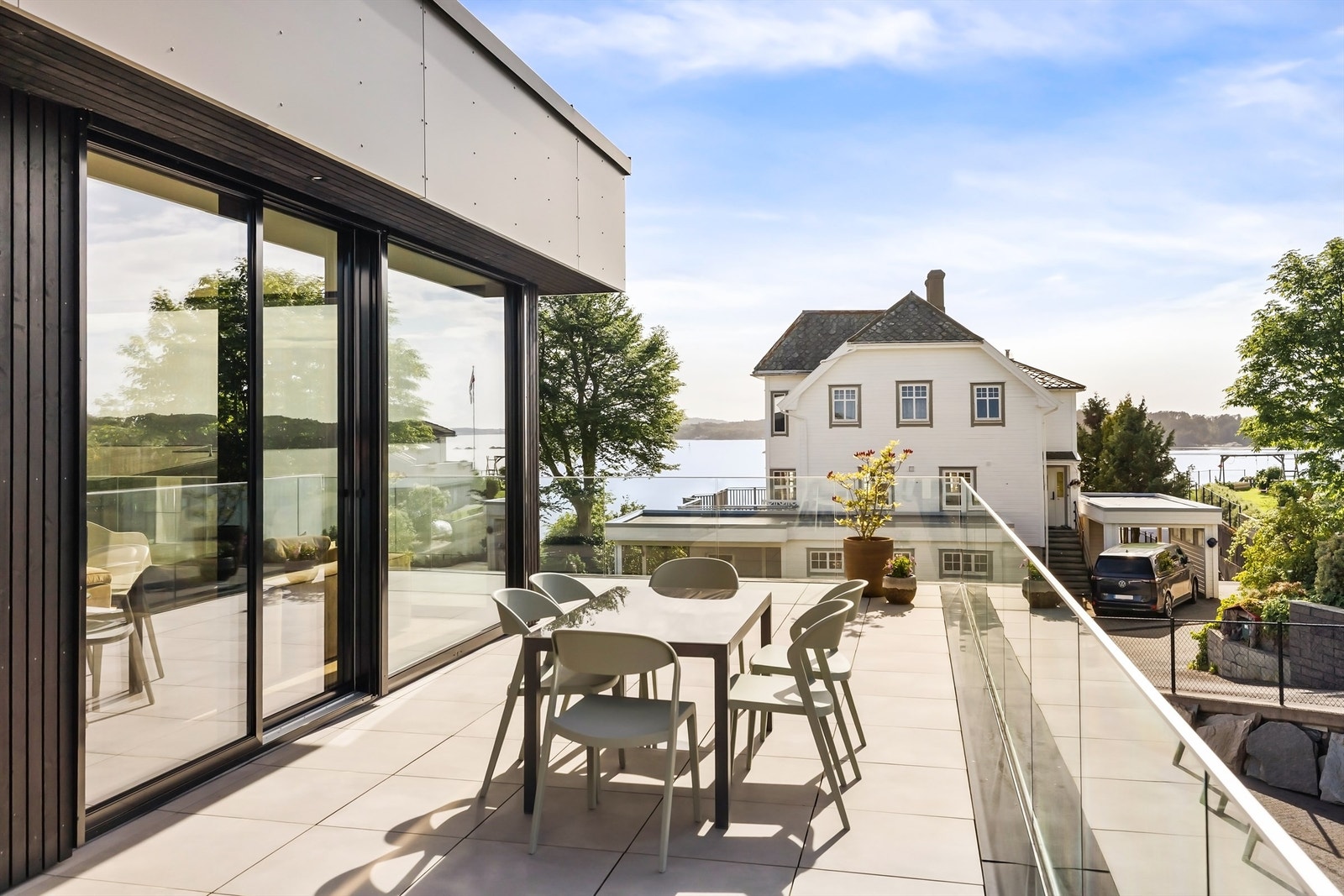 Terrassen har rikelig med plass til både sittegruppe og spisebord. Galleribilde