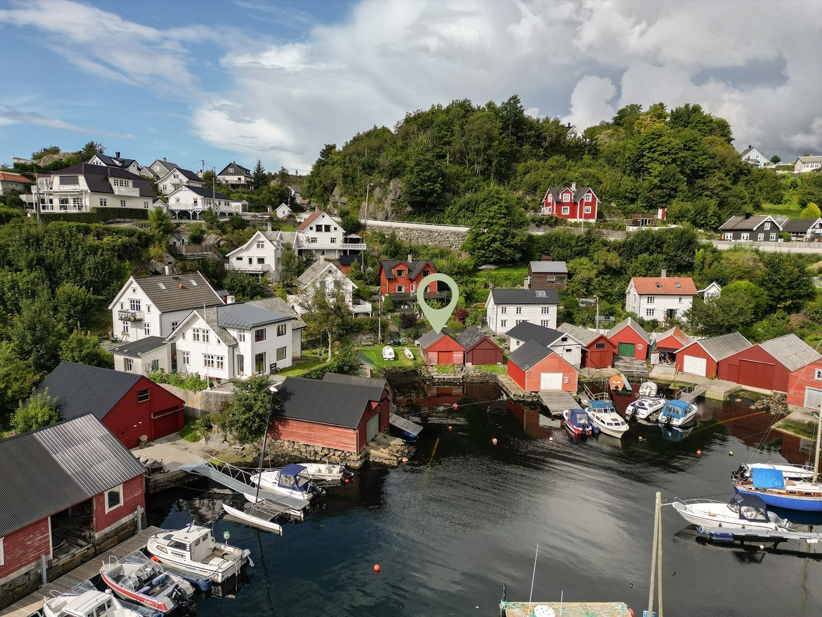 Naust i Follese vågen Gnr:12/Bnr:971 kan selges med eiendommen eventuelt kan man man få forkjøpsrett på kr. 850.000,- inklusive tegninger og godkjenning av total rehabilitering. Indikert med pil. Galleribilde