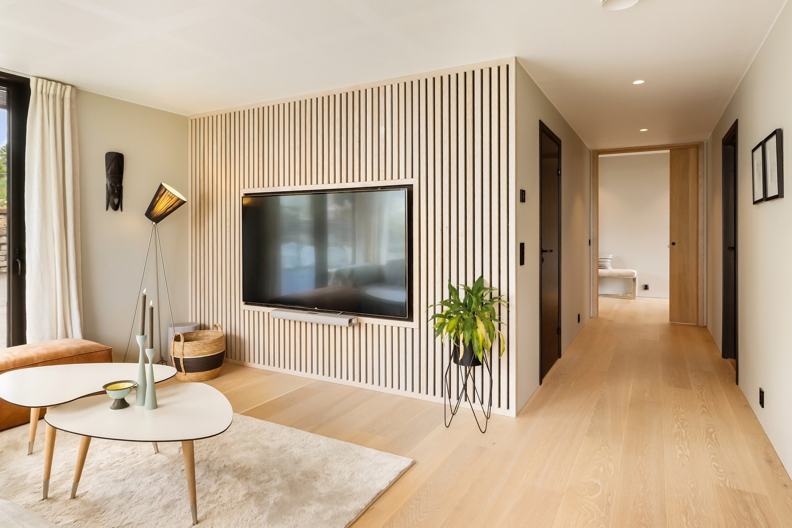 En vegg med spilepanel gir rommet karakter og en lun atmosfære. Alle soner er definert med eikedører, internt i sonen er det sorte slette dører inn til rommene. Simon IOS styring av lys, varme og solavskjerming. Galleribilde