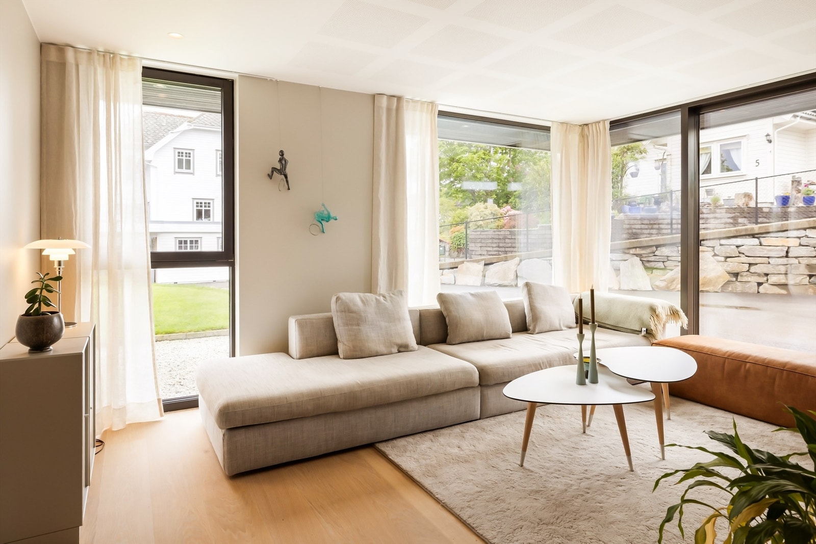 TV-stuen i første etasje gir en ekstra, tilbaketrukket sone for familien, med direkte utgang til hagen. Sense i alle vinduer og balkongdører koblet til Future home med varsel når disse blir åpnet. Galleribilde