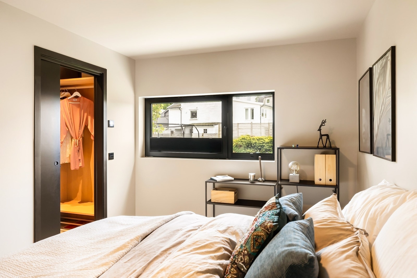 Dette soverommet har en praktisk skyvedør inn til et walk-in-closet. Galleribilde