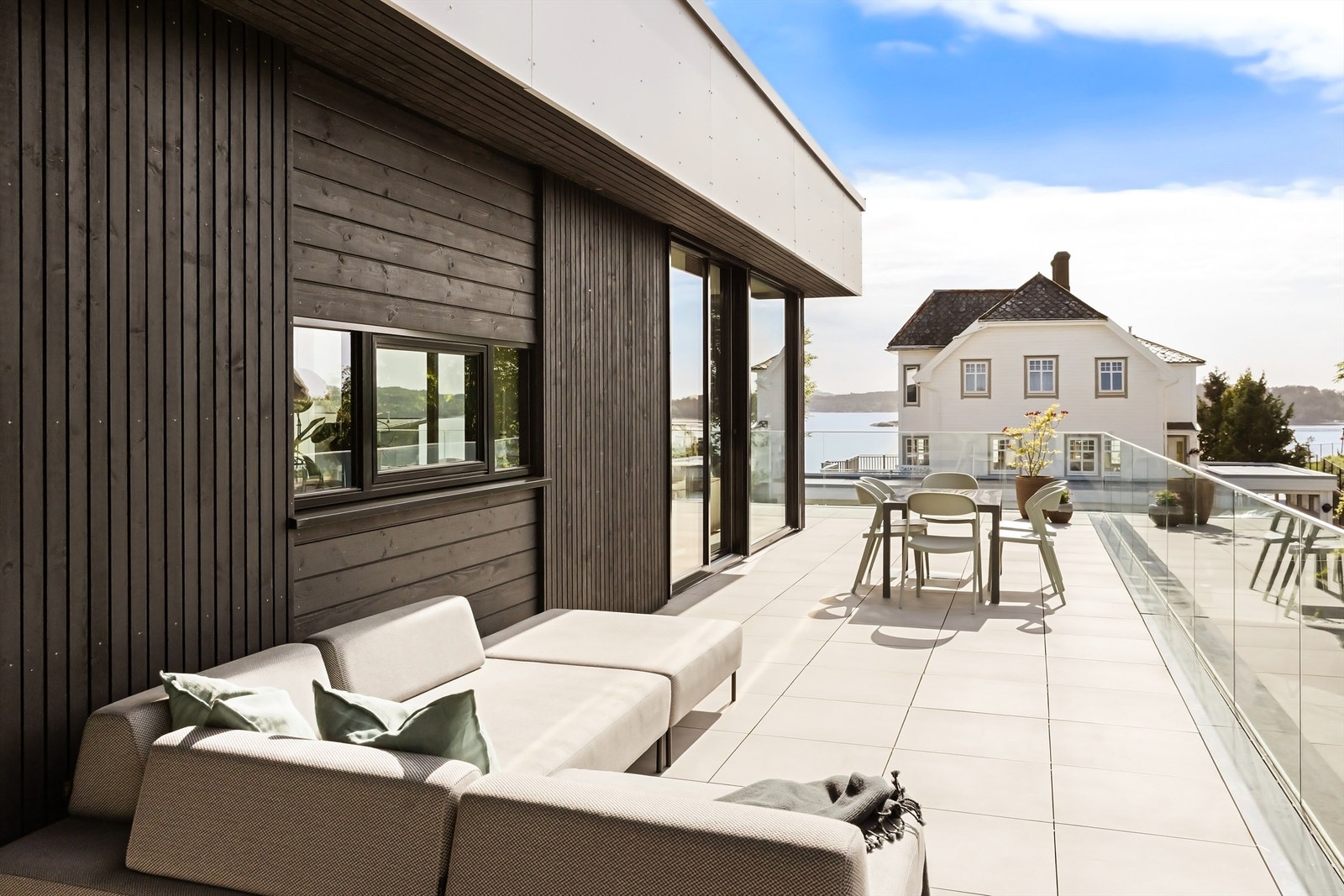 En fantastisk uteplass med særdeles gode solforhold og nydelig utsikt. utsikt. Galleribilde