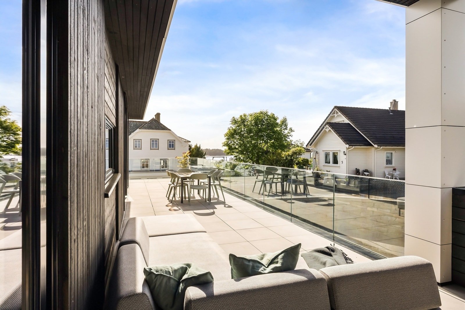 Den store terrassen fungerer som en forlengelse av stuen i sommerhalvåret. Galleribilde