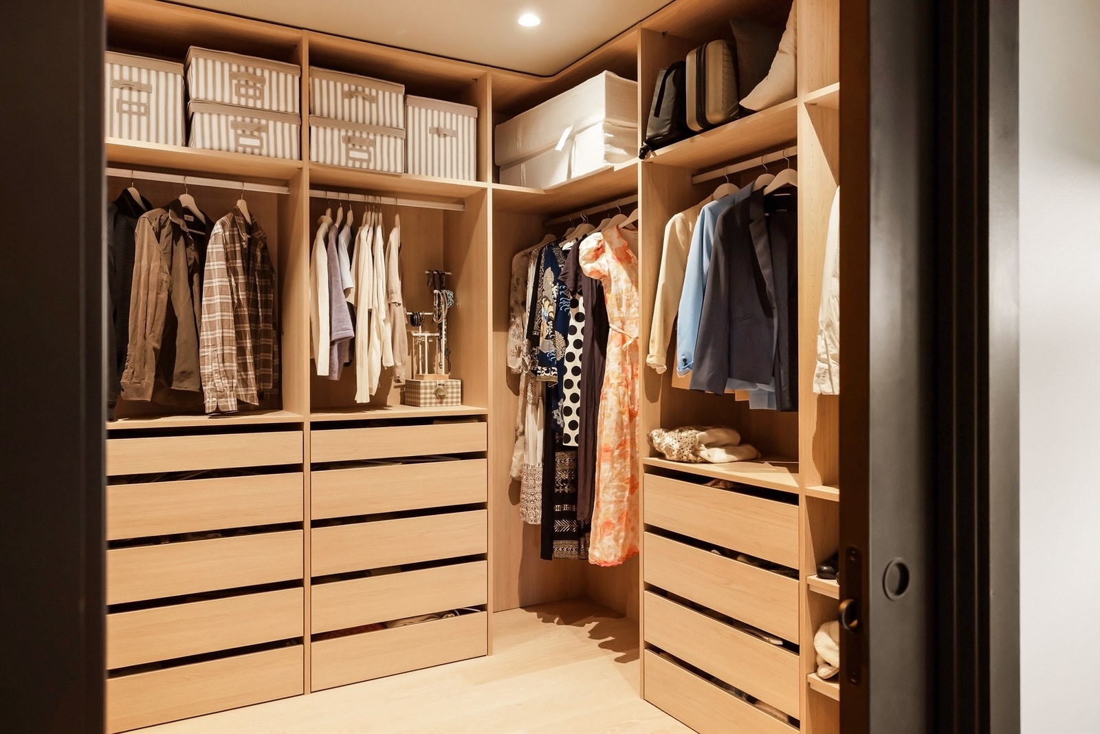 Walk-in-closet med skreddersydd innredning som utnytter plassen optimalt. Galleribilde