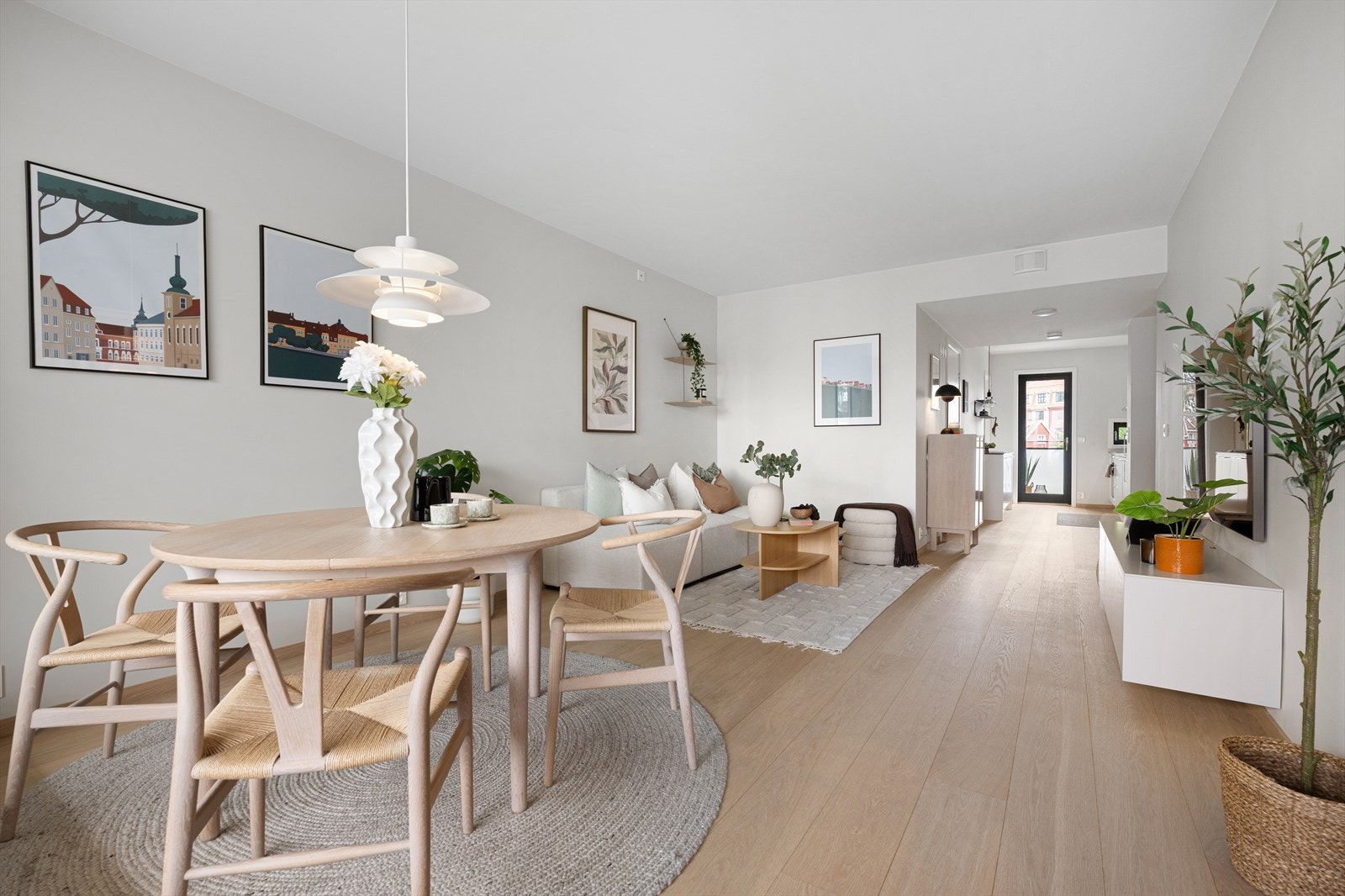Den store og sosiale stuen kan enkelt deles opp i soner, med spisestue hvor man kan møblere med stort spisestuebord, samt en hyggelig stuedel hvor det kan møbleres med stor sofaseksjon med tilhørende møblement Galleribilde