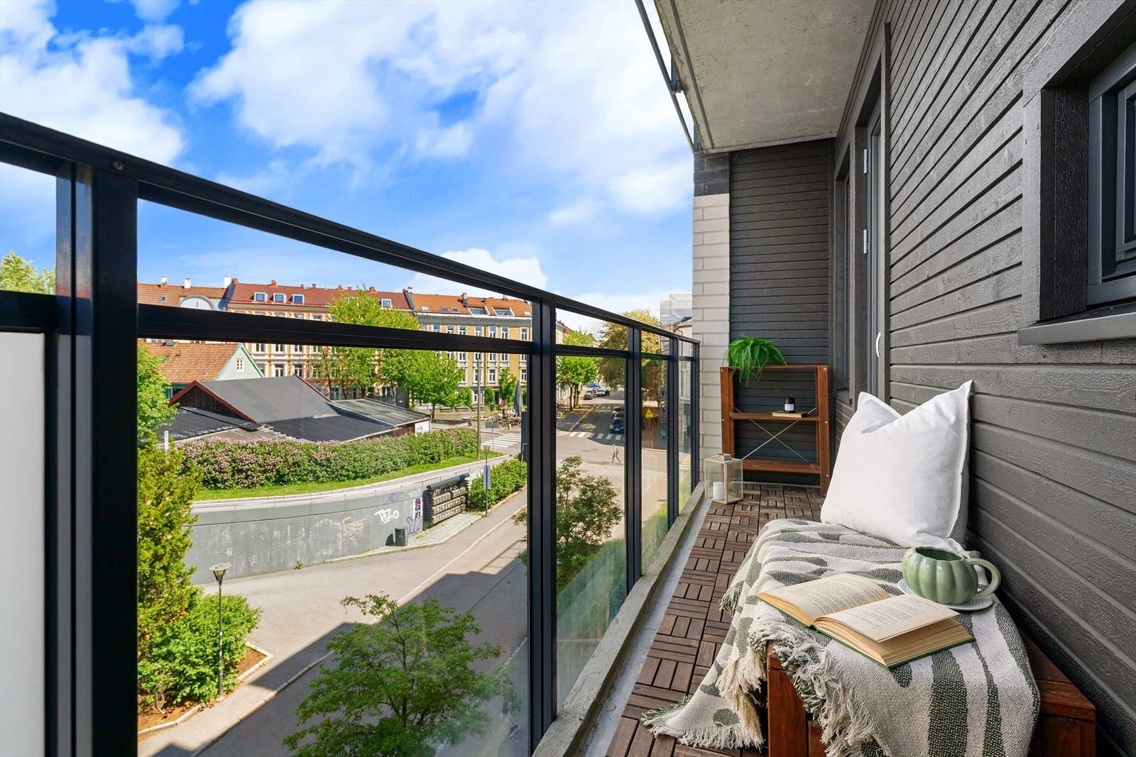 Balkongen har god plass til en hyggelig sittegruppe Galleribilde