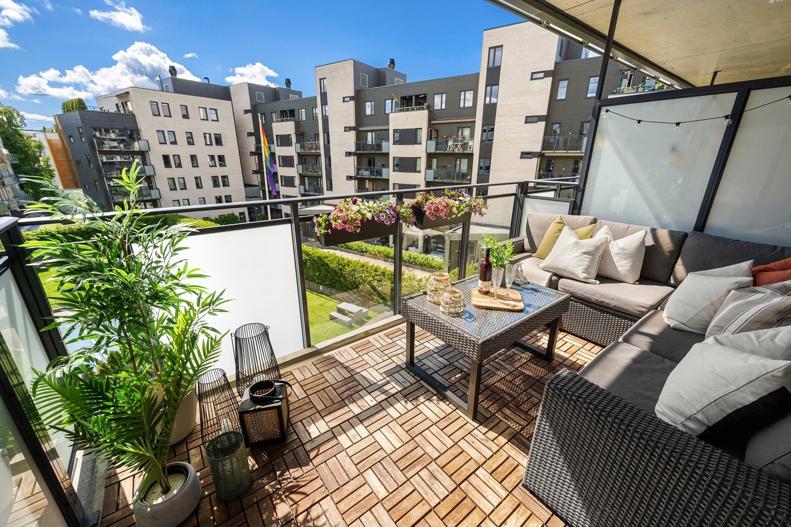 Fra stuen er det adkomst til en romslig, sørvestvendt balkong på ca. 9 m² som ligger badet i sol, inn mot bakgårdens skjermede omgivelser Galleribilde