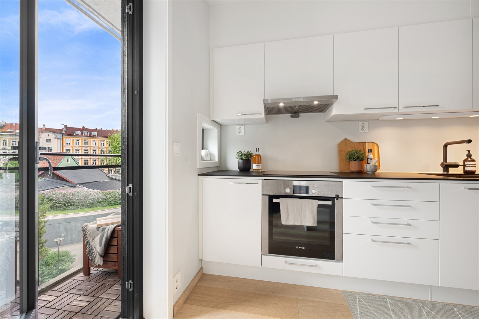 Fra både kjøkken og master soveværelset, har man adkomst til en nordøstvendt balkong på ca. 5,2m² Galleribilde