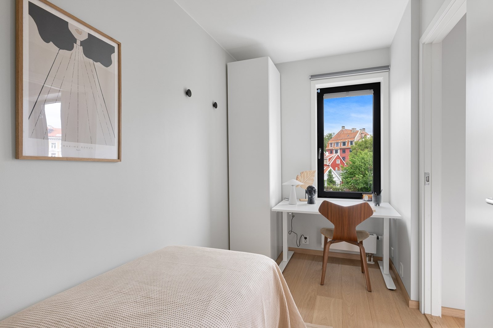 Her er det god plass til seng, skap og pult til hjemmekontoret Galleribilde