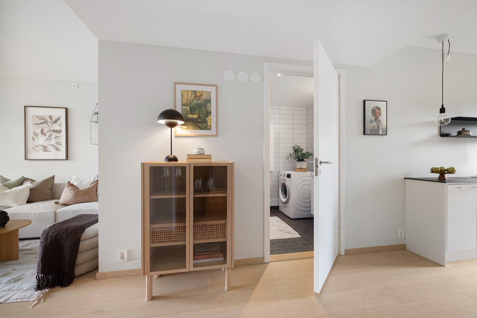 Fra stue/kjøkken har man adkomst til badet Galleribilde