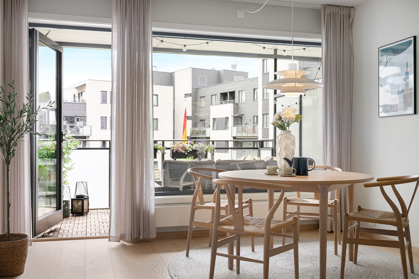 Stuen ligger vendt inn mot den rolige bakgården - nyt ro og stillhet midt i hjertet av Torshov Galleribilde