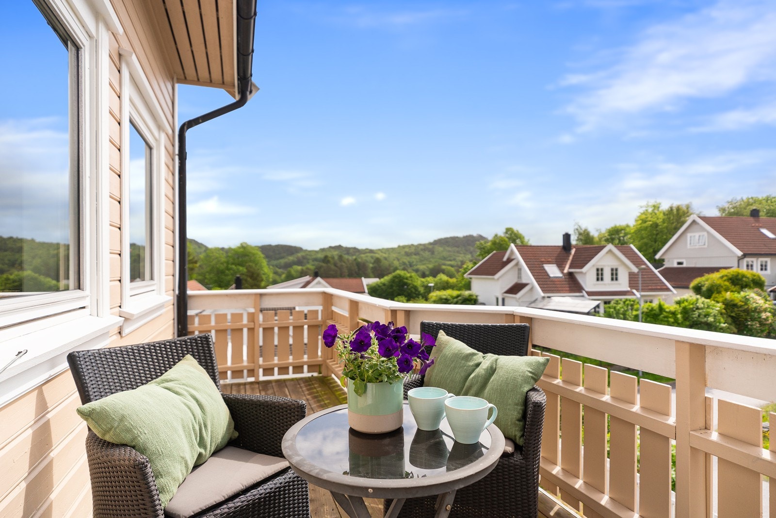 Terrasse med skjermet område og utsikt mot nærområdet Galleribilde