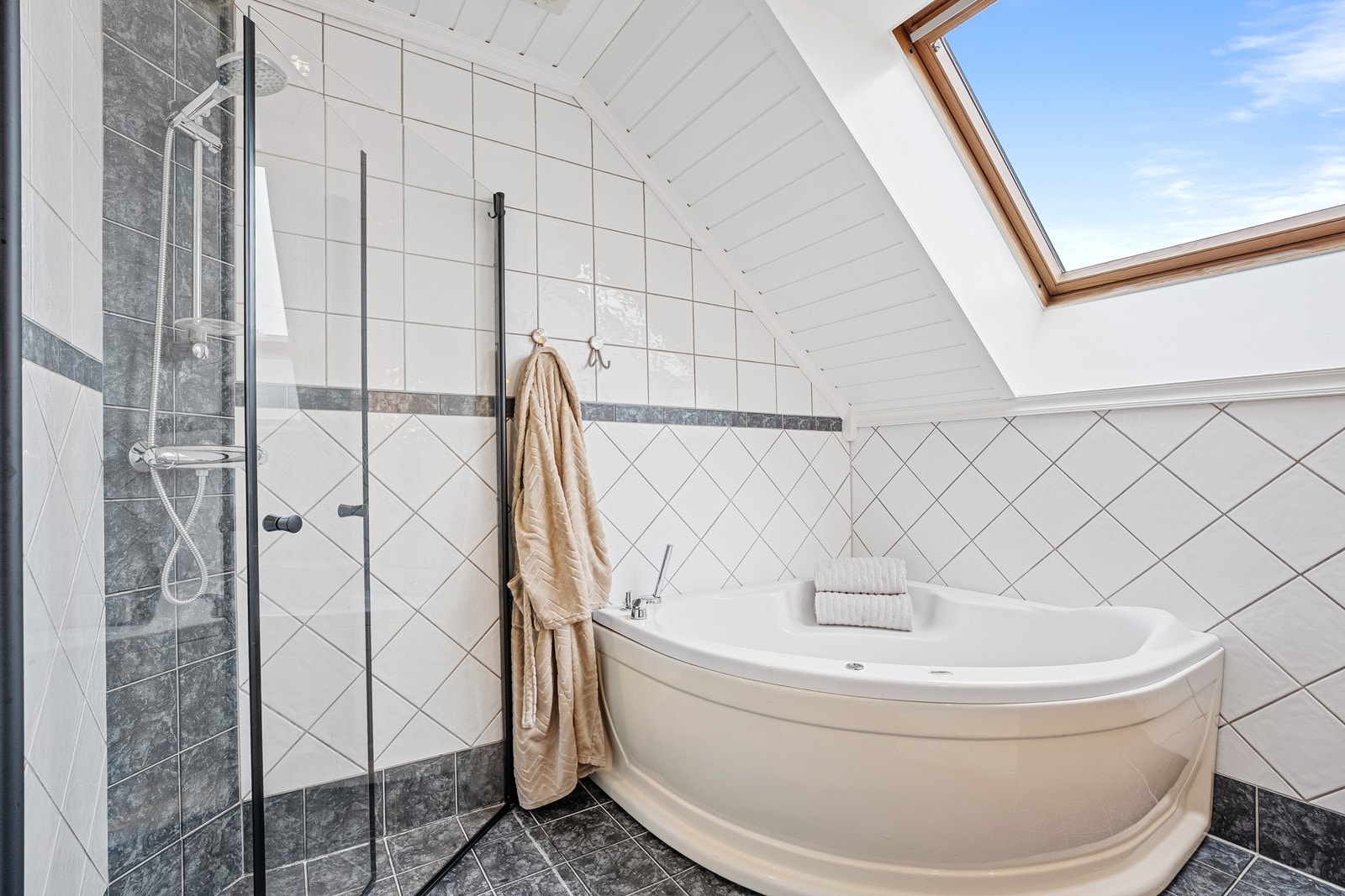 Delikat bad med både dusj og badekar Galleribilde