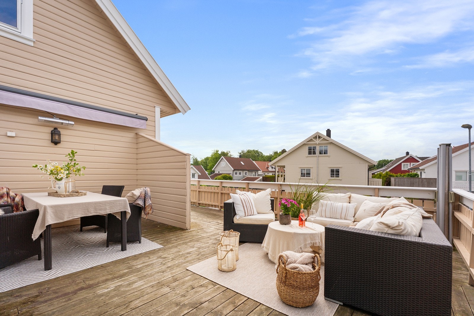 Stor terrasse med gode soner for avslapning Galleribilde