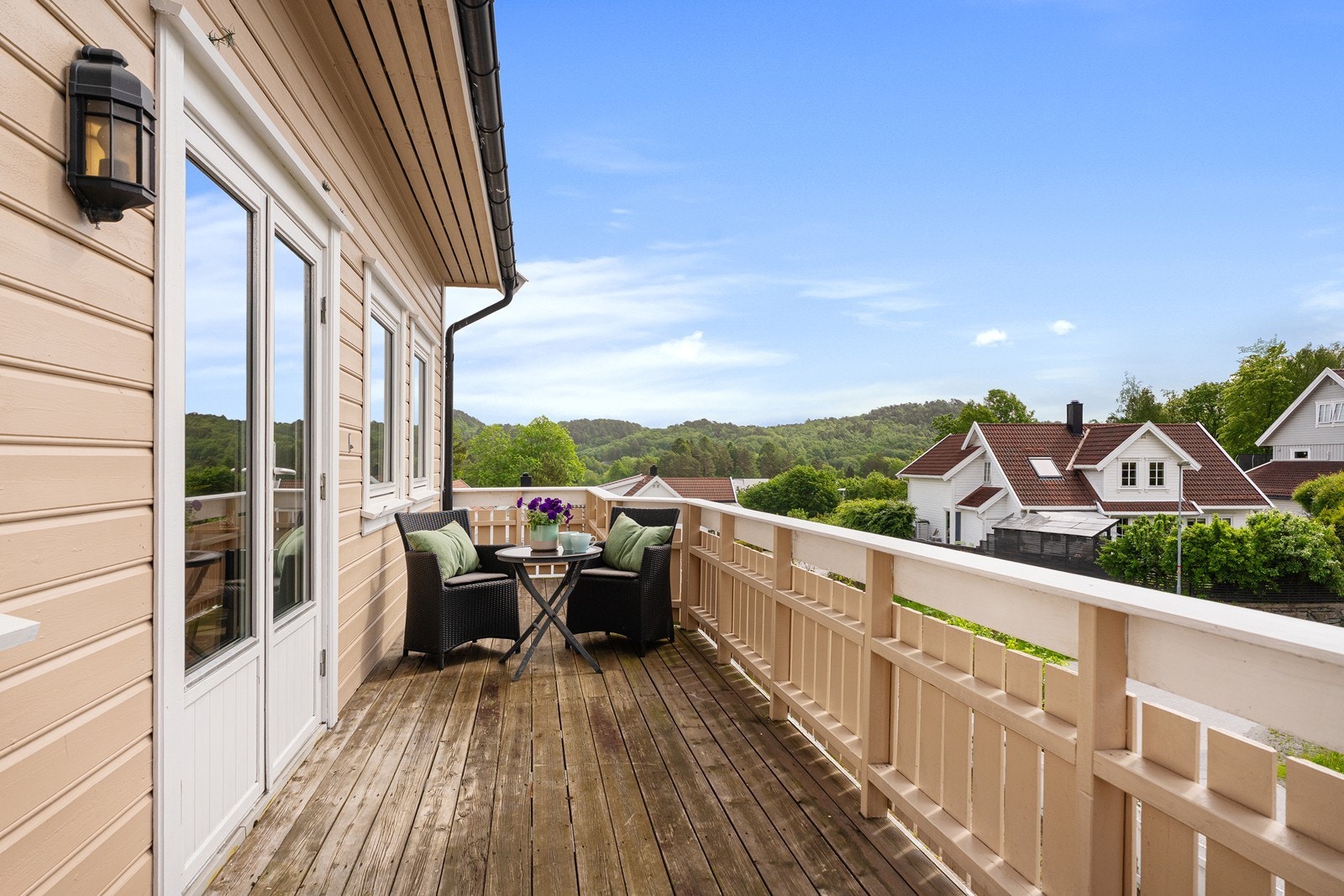 Terrasse med plass til hyggelige sittegrupper Galleribilde